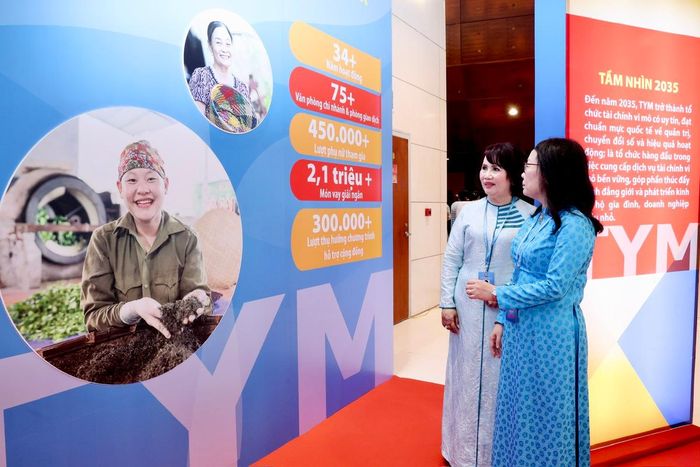 Các đại biểu tham quan gian trưng bày của Tổ chức Tài chính vi mô TNHH MTV Tình Thương (TYM)