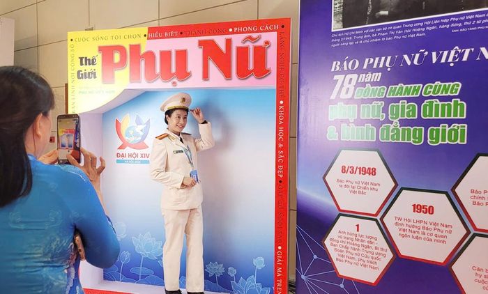 Thử làm "người mẫu trang bìa" ấn phẩm Thế giới Phụ nữ của Báo Phụ nữ Việt Nam