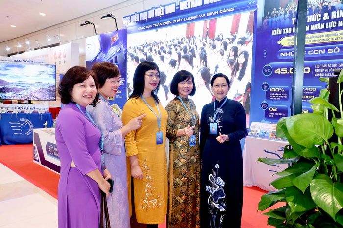 Các đại biểu tham quan gian trưng bày của Học viện Phụ nữ Việt Nam