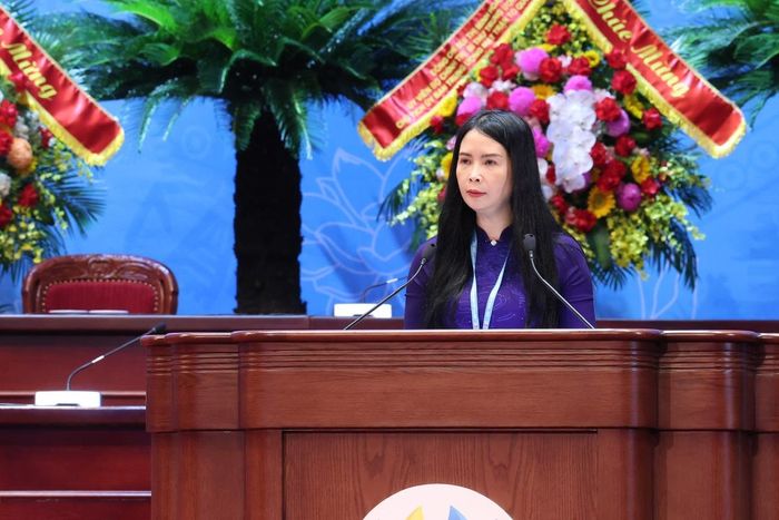 Bà Trần Lan Phương, Phó Chủ tịch Thường trực Hội LHPN Việt Nam, trình bày Báo cáo kiểm điểm của Ban Chấp hành TƯ Hội LHPN Việt Nam khóa XIII