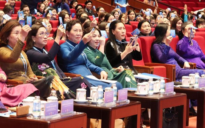 Các đại biểu bầu Đoàn Chủ tịch, Đoàn Thư ký Đại hội và Ban Thẩm tra tư cách đại biểu