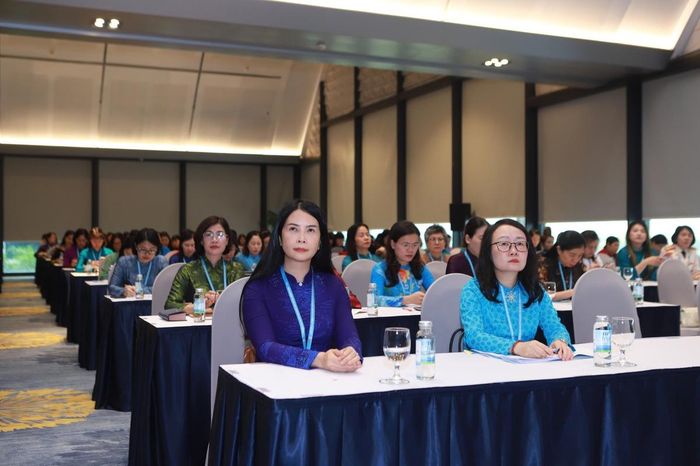Bà Trần Lan Phương, Phó Chủ tịch Thường trực Hội Liên hiệp Phụ nữ Việt Nam, đại biểu Quốc hội khóa XVI và bà Phạm Thị Thùy Linh, Ủy viên Đoàn Chủ tịch Trung ương Hội LHPN Việt Nam, Tổng Giám đốc Tổ chức Tài chính vi mô TNHH MTV Tình Thương (TYM) và các đại biểu tham gia phiên thảo luận