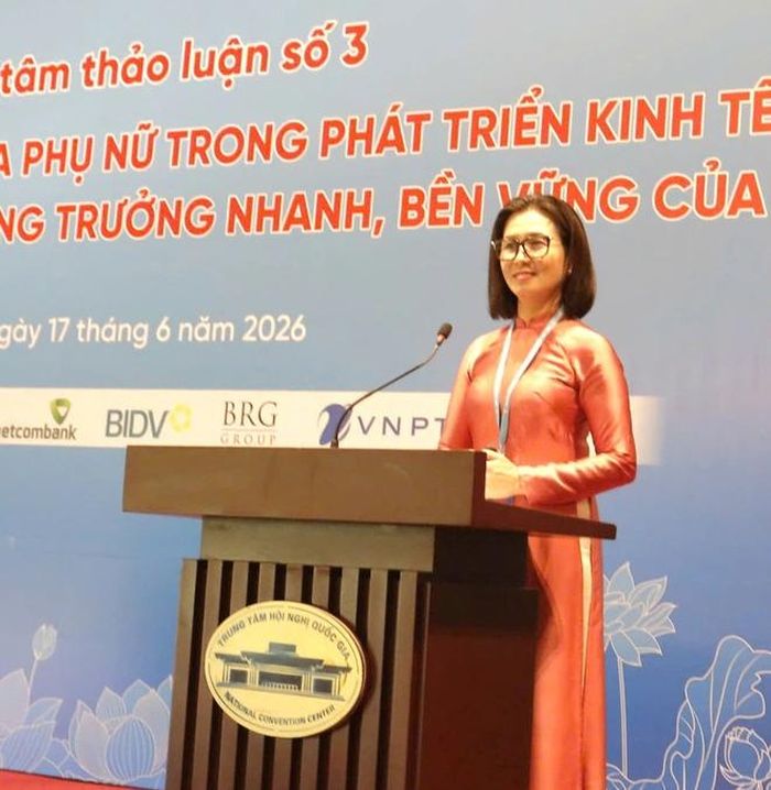 Giáo sư Trần Thị Việt Nga (bên trái), Trường Đại học Xây dựng Hà Nội và bà Nguyễn Thị Hoàng Yến, Phó Cục trưởng Cục Kinh tế hợp tác và Phát triển nông thôn (Bộ Nông nghiệp và Môi trường)