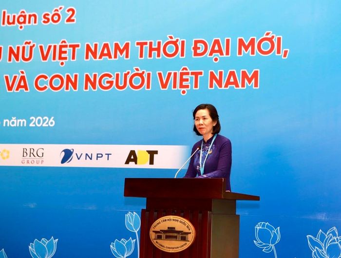 Phó Chủ tịch Hội LHPN Việt Nam Nguyễn Thị Minh Hương phát biểu đề dẫn phiên thảo luận