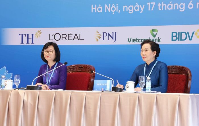Bà Lê Thị Thủy (bên phải), Ủy viên TƯ Đảng, Phó Chủ tịch UBTƯ MTTQ Việt Nam, Chủ tịch Hội LHPN Việt Nam và bà Phạm Thị Hương Giang, Ủy viên Đoàn Chủ tịch, Trưởng ban Công tác phụ nữ, Hội LHPN Việt Nam, chủ trì Trung tâm thảo luận số 1 với chủ đề “Tiếp tục đổi mới nội dung, phương thức hoạt động; tích cực tham gia xây dựng Đảng, hệ thống chính trị trong sạch, vững mạnh”