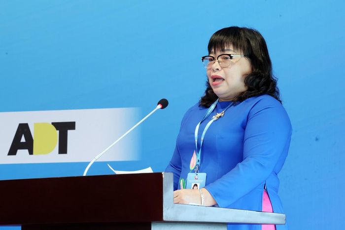 Đại biểu Thái Ngọc Bảo Châm, Chủ tịch Hội LHPN tỉnh Đồng Tháp, phát biểu