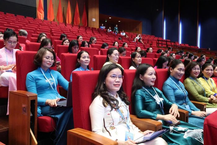 Các đại biểu nhìn nhận, không chỉ giữ vai trò bảo vệ sự bình yên, các nữ chiến sĩ công an còn trở thành cầu nối đưa pháp luật đến gần người dân hơn