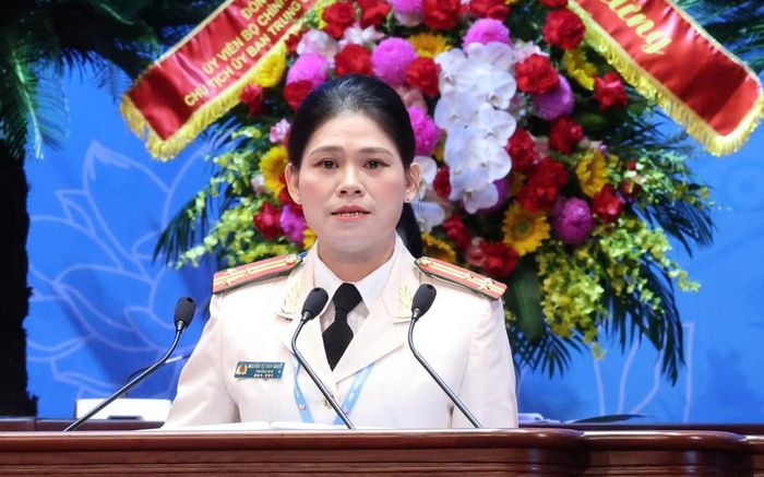 Thượng tá Nguyễn Thị Thùy Dương, Trưởng Ban phụ nữ Công an tỉnh Quảng Trị, trình bày tham luận tại Đại hội. Ảnh: Thu Hà