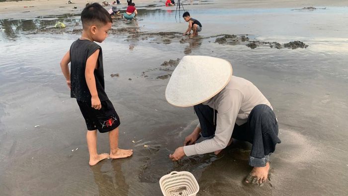 Những đứa trẻ theo mẹ ra biển cào ngao