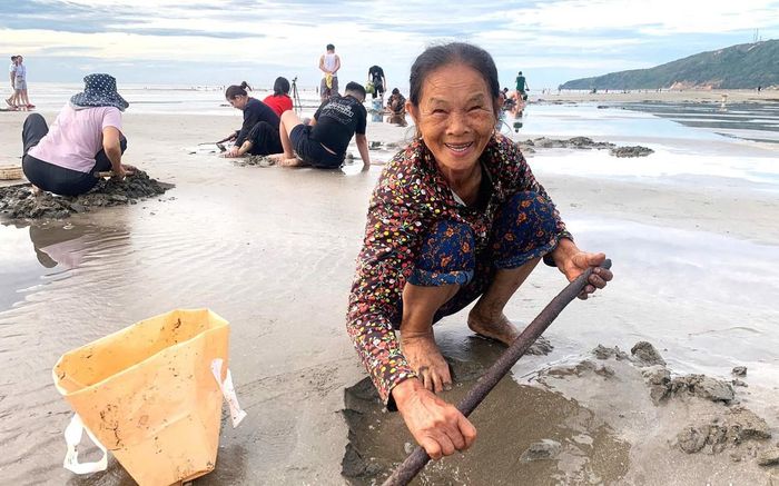 Bà Nguyễn Thị Hai tìm thấy niềm vui trong công việc cào ngao mỗi sáng