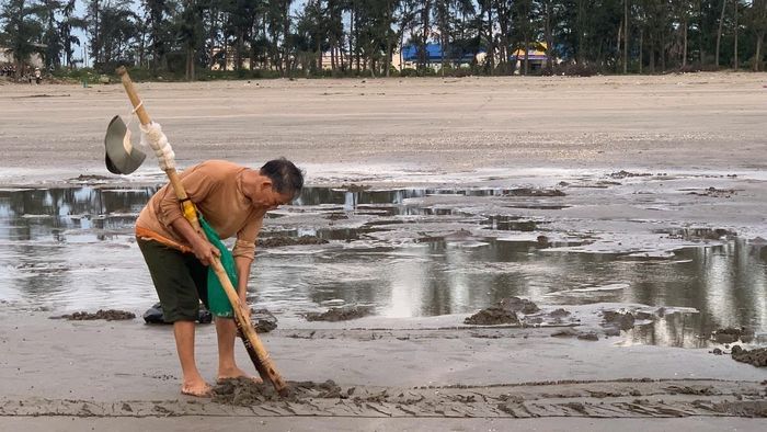 Có những người đàn ông cũng tham gia công việc đòi hỏi sự cần mẫn này
