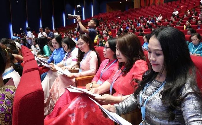 Các đại biểu nghiên cứu Đề án nhân sự