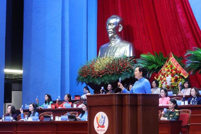 Bà Lê Thị Thủy, Ủy viên Trung ương Đảng, Phó Chủ tịch UBTƯ MTTQ Việt Nam, Chủ tịch Hội LHPN Việt Nam, điều hành biểu quyết danh sách các đại biểu được bầu vào Ban Chấp hành Trung ương Hội LHPN Việt Nam khóa XIV