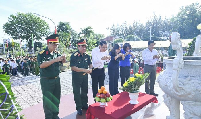 Các đại biểu thực hiện nghi lễ tri ân các liệt sĩ