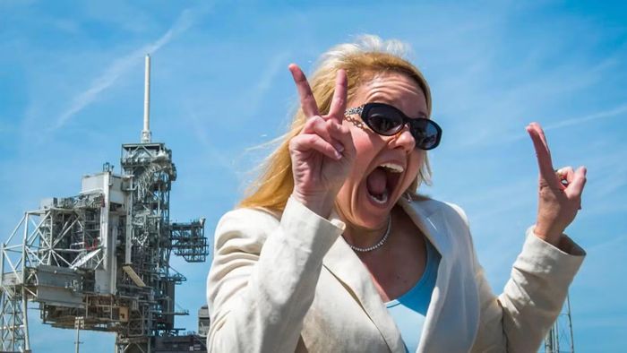 Bà Gwynne Shotwell chụp ảnh kỉ niệm trong lễ bàn giao bệ phóng 39A tại Trung tâm Vũ trụ Kennedy cho SpaceX vào tháng 4/2014