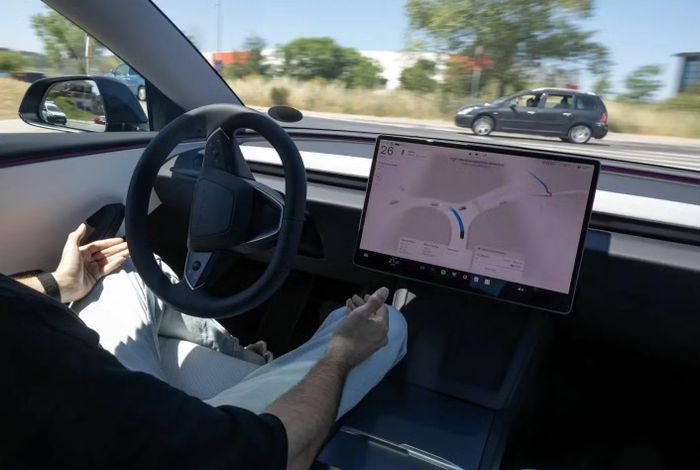 Một tài xế đang thử nghiệm hệ thống FSD (Full Self-Driving - Tự lái hoàn toàn) của Tesla