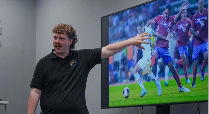 FIFA đào tạo mô tả âm thanh cho các bình luận viên và phát thanh viên trẻ. Bản quyền hình ảnh thuộc về FIFA/ World Cup 2026.