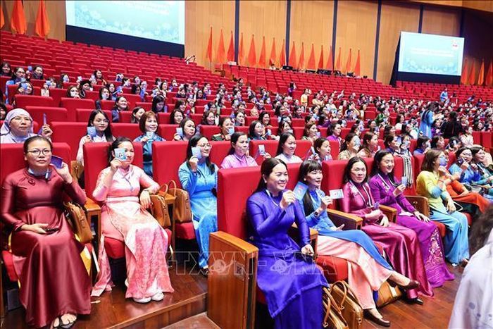 Tham dự Đại hội có 793 đại biểu chính thức là những phụ nữ tiêu biểu, đại diện cho các tầng lớp phụ nữ, các dân tộc, tôn giáo, lĩnh vực công tác và thành phần xã hội trong cả nước; cùng 200 đại biểu khách mời. Ảnh: TTXVN