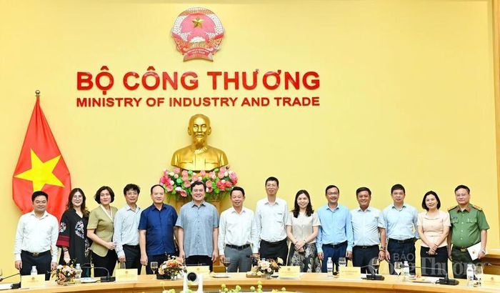 Thứ trưởng Bộ Công Thương Nguyễn Sinh Nhật Tân và các đồng chí lãnh đạo cơ quan báo chí chụp ảnh lưu niệm. Ảnh: Nam Nguyễn