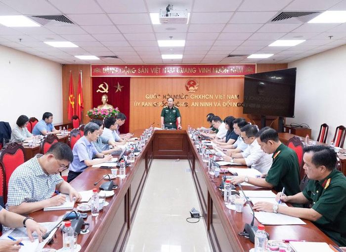 Trung tướng Trần Đức Thuận, Phó Chủ nhiệm Ủy ban Quốc phòng, An ninh và Đối ngoại, Trưởng đoàn khảo sát phát biểu kết luận cuộc làm việc. Ảnh: Quohoi.vn