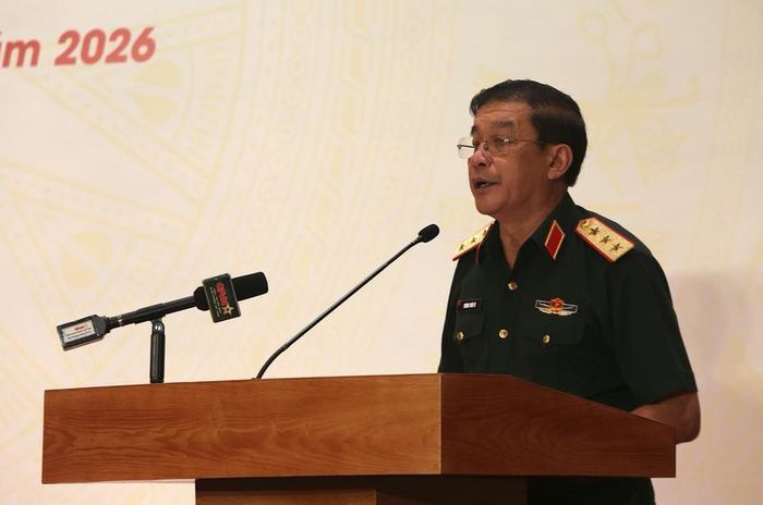 Thượng tướng Trương Thiên Tô, Phó Chủ nhiệm Tổng cục Chính trị Quân đội nhân dân Việt Nam trình bày Báo cáo tổng kết công tác tuyên truyền của báo chí năm 2025 và 6 tháng đầu năm 2026. Ảnh: Trà Khánh