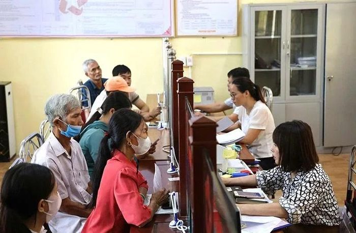 Người dân đến giải quyết các thủ tục hành chính tại Trung tâm Phục vụ hành chính công xã Hoằng Tiến. Ảnh: P.V