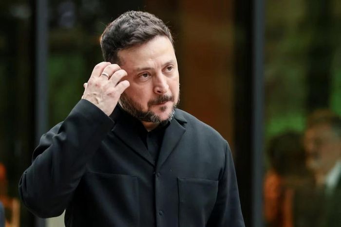 Tổng thống Ukraine Volodymyr Zelensky chuẩn bị chụp ảnh lưu niệm cùng các lãnh đạo trước buổi biểu diễn văn hóa và hòa nhạc trong khuôn khổ Hội nghị Thượng đỉnh G7 tại Evian-les-Bains, Pháp, ngày 16/6/2026. Ảnh: Reuters.