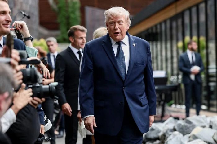 Tổng thống Mỹ Donald Trump bước vào buổi biểu diễn văn hóa và hòa nhạc trong khuôn khổ Hội nghị Thượng đỉnh G7 tại Evian-les-Bains, Pháp, ngày 16/6/2026. Ảnh: Reuters.