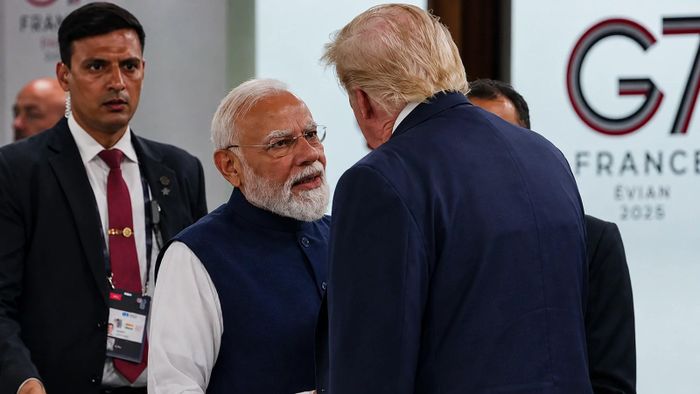 Thủ tướng Modi đã có cuộc trao đổi ngắn với Tổng thống Mỹ Donald Trump sau lễ chụp ảnh chung của các nhà lãnh đạo. Ảnh: The Indian Express.