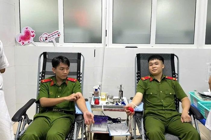 Hai chiến sĩ Đội Cảnh sát cơ động thuộc Phòng Cảnh sát cơ động Công an tỉnh nhanh chóng có mặt tại bệnh viện để tham gia hiến máu cứu người.