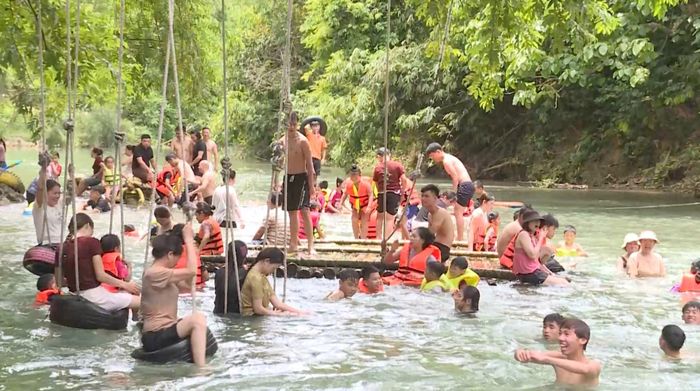 Du khách trải nghiệm các dịch vụ trên dòng sông Ngang.