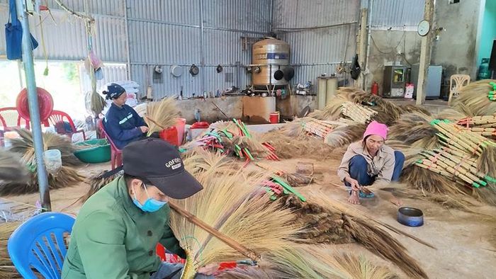 Nghề làm chổi đót truyền thống tạo việc làm ổn định cho nhiều hộ dân trên địa bàn xã Thọ Bình.