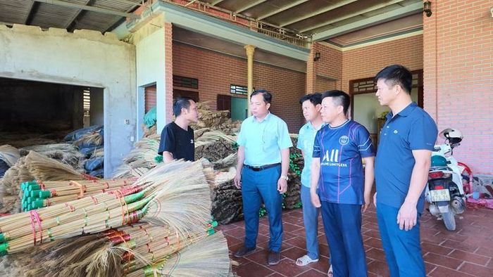 Cấp ủy, chính quyền xã Thọ Bình tạo điều kiện để các hộ dân tiếp cận các nguồn vốn vay để phát triển kinh tế.
