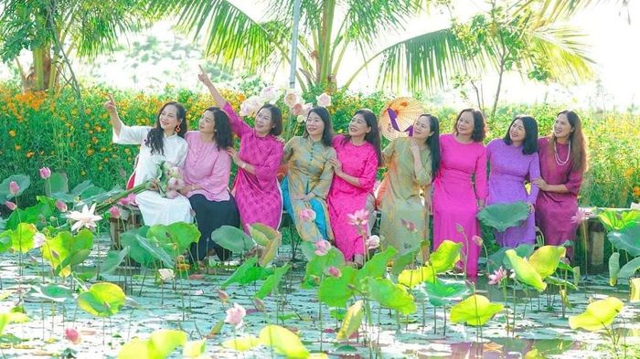 Mô hình phát triển du lịch trải nghiệm tại đầm sen trên cánh đồng Sùng , phố Tân Lương đang thu hút hàng nghìn lượt khách mỗi mùa hoa nở.