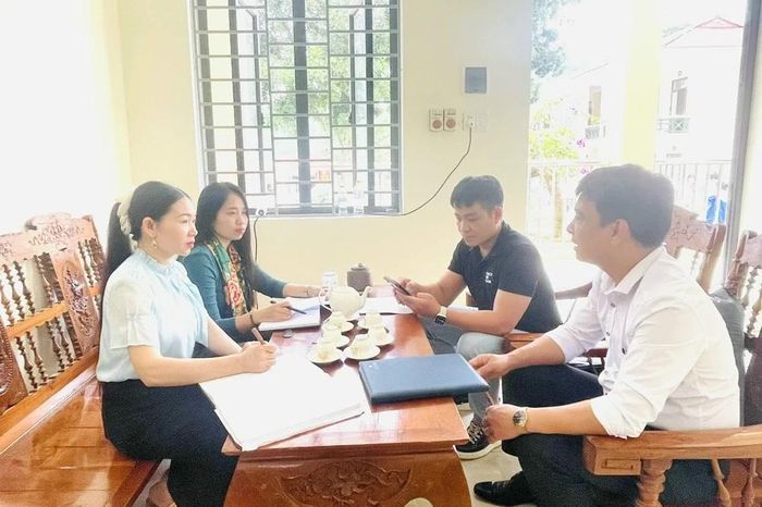 Phóng viên Báo và Phát thanh, truyền hình Thanh Hóa tác nghiệp tại xã biên giới Bát Mọt.