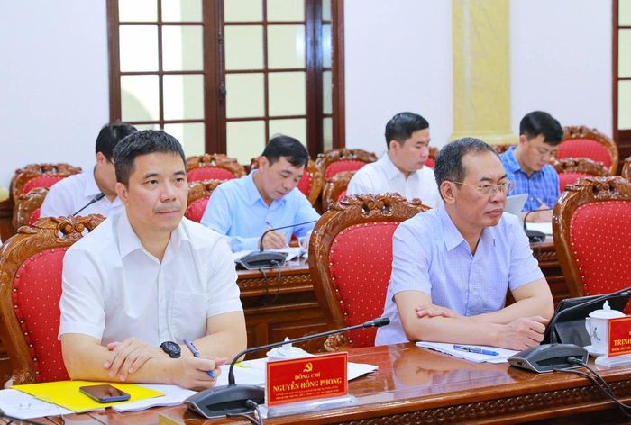 Các đồng chí: Nguyễn Hồng Phong, Ủy viên dự khuyết Trung ương Đảng, Phó Bí thư Thường trực Tỉnh ủy, Chủ tịch HĐND tỉnh; Trịnh Tuấn Sinh, Phó Bí thư Tỉnh ủy, Chủ tịch Ủy ban MTTQ tỉnh dự hội nghị.