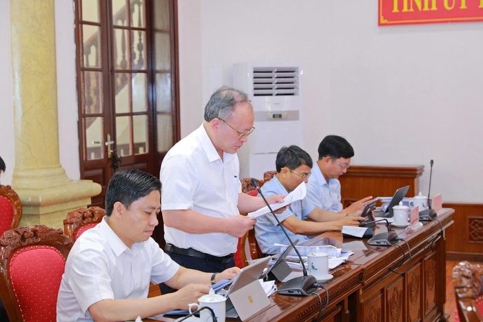 Giám đốc Sở Tài chính Lê Trọng Thụ trình bày báo cáo tổng hợp kết quả tháo gỡ khó khăn, vướng mắc cho các dự án tồn đọng, kéo dài trên địa bàn tỉnh.