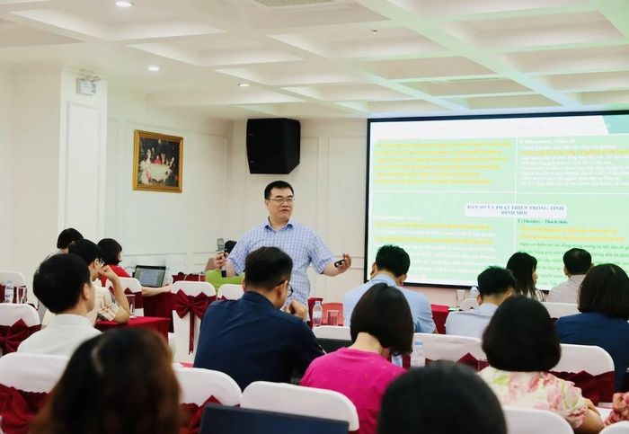 Giảng viên cập nhật chủ trương, chính sách mới của Đảng và Nhà nước về công tác dân số.