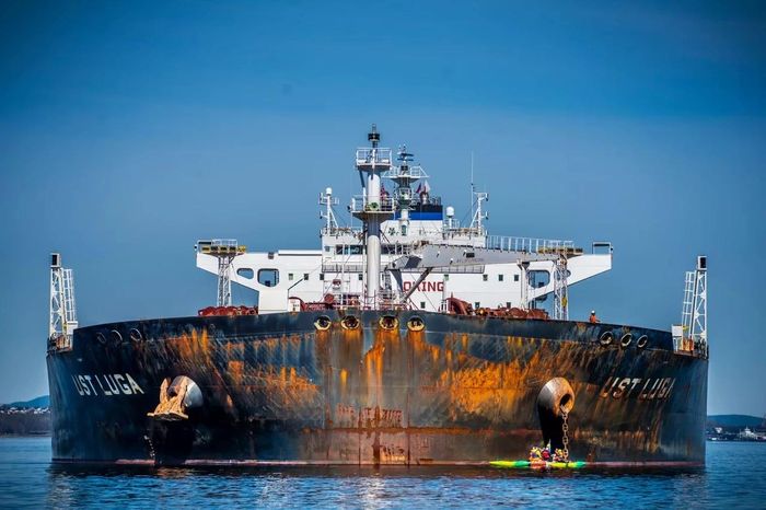 Một tàu chở dầu thuộc “hạm đội bóng tối” của Nga. Ảnh: EPA.