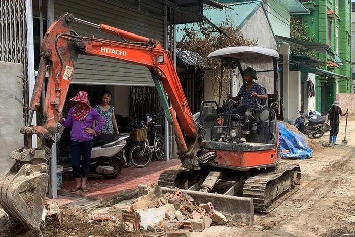 Người dân tự nguyện tháo dỡ nhà cửa, mở rộng lòng đường (Ảnh tư liệu)