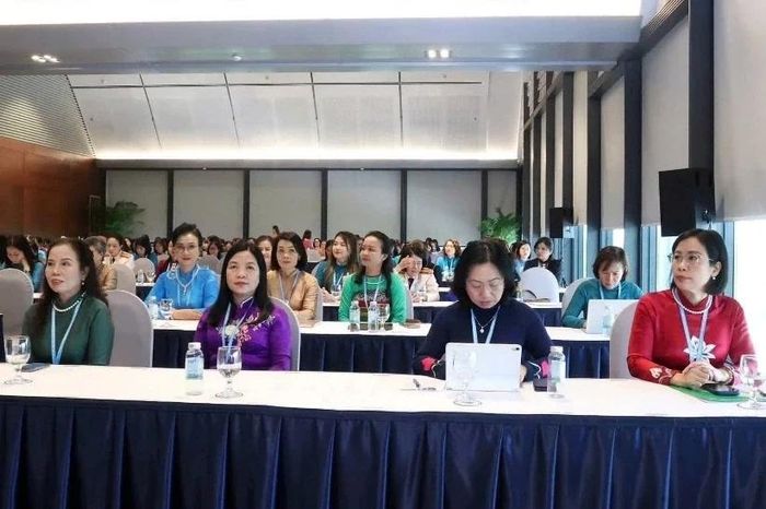 Các đại biểu phụ nữ tỉnh Thanh Hóa dự phiên thứ nhất tại Đại hội.