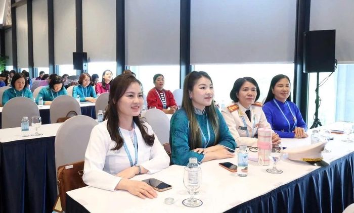 Các đại biểu phụ nữ tỉnh Thanh Hóa dự phiên thứ nhất tại Đại hội.