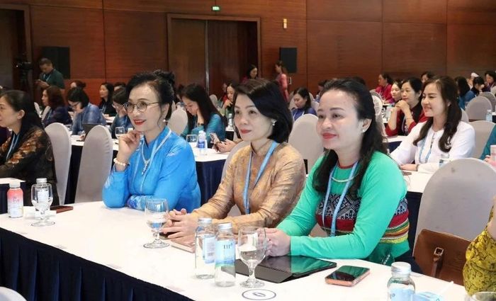Các đại biểu phụ nữ tỉnh Thanh Hóa dự phiên thứ nhất tại Đại hội.