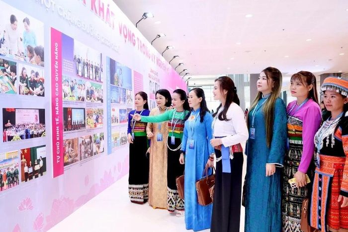 Đoàn thăm khu trưng bày công nghệ của lực lượng quân đội và công an.