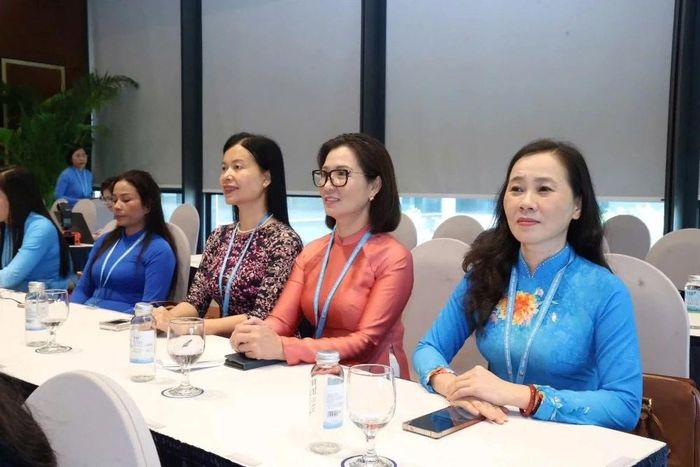 Các đại biểu phụ nữ tỉnh Thanh Hóa dự phiên thứ nhất tại Đại hội.