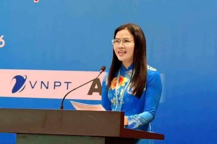 Chị Chu Thị Thu, Chủ tịch Hội LHPN phường Bỉm Sơn phát biểu tham luận tại Đại hội.