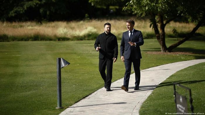 Tổng thống Ukraine Volodymyr Zelensky (trái) và Tổng thống Pháp Emmanuel Macron bên lề Hội nghị Thượng đỉnh G7 tại Evian-les-Bains, Pháp, ngày 16/6/2026. Ảnh: AP.