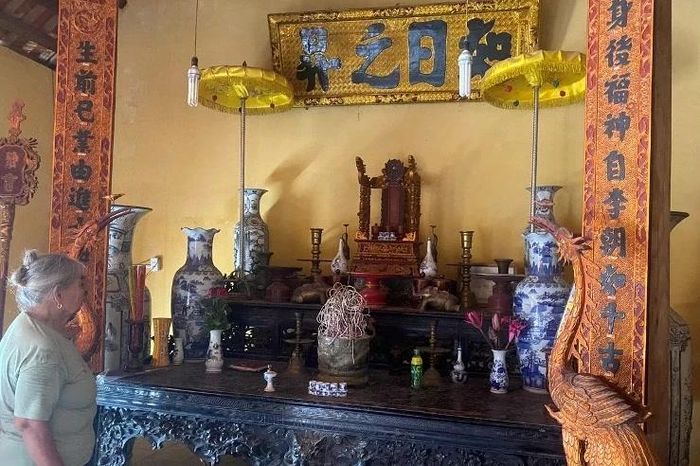 Tam công Trịnh Quốc Bảo là vị Thành hoàng làng được người dân Trịnh Xá thờ tại đình.