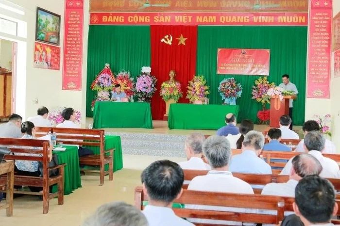 Bí thư Chi bộ thôn 2 báo cáo hoạt động của chi bộ tại hội nghị.