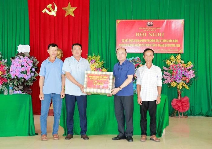 Phó Chủ tịch UBND tỉnh Cao Văn Cường tặng quà cho Chi bộ thôn 2.